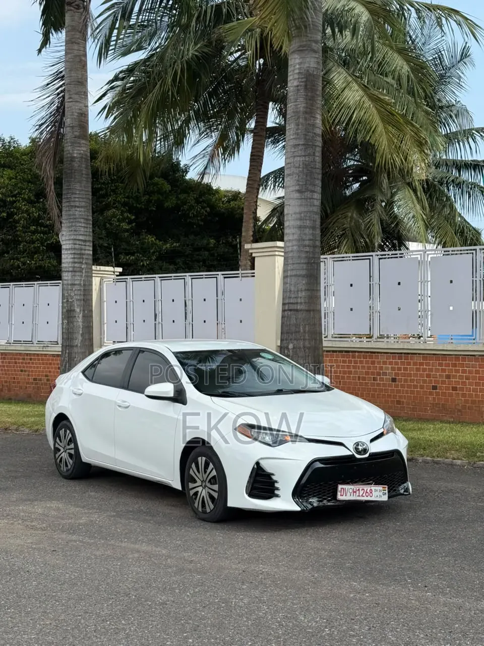 Toyota Corolla LE (1.8L 4cyl 2A) 2018 White