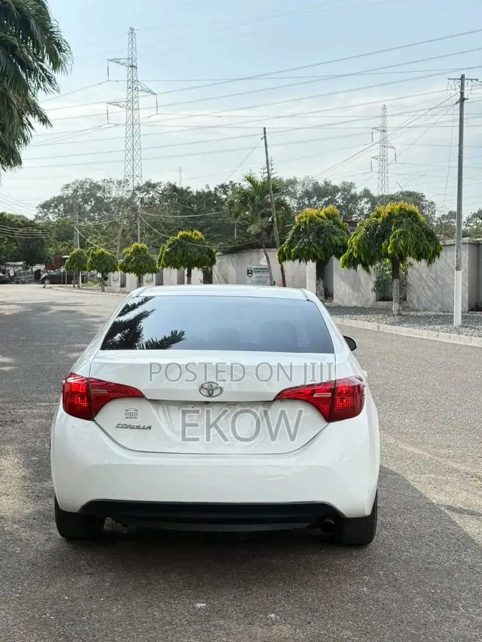 Toyota Corolla LE (1.8L 4cyl 2A) 2018 White