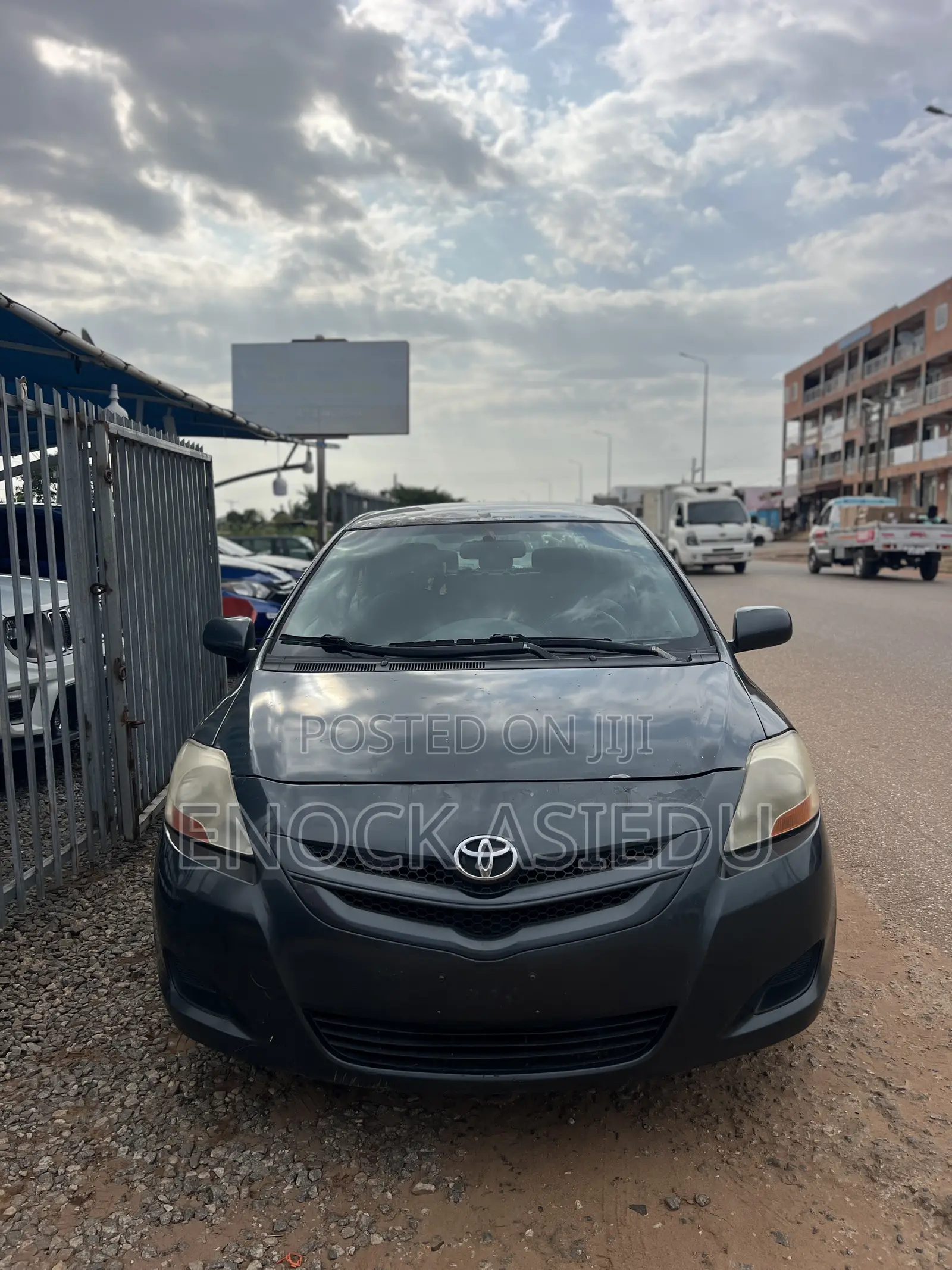 Toyota Yaris Base Sedan 4dr 2010 Gray
