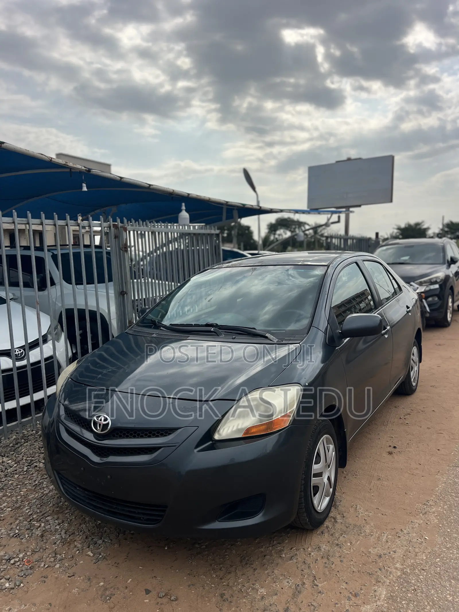 Toyota Yaris Base Sedan 4dr 2010 Gray