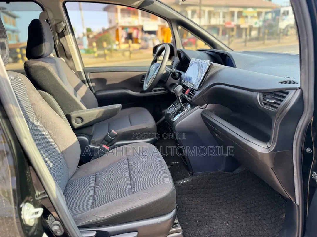 Toyota Voxy V 4WD 8-Seater 2015 Black