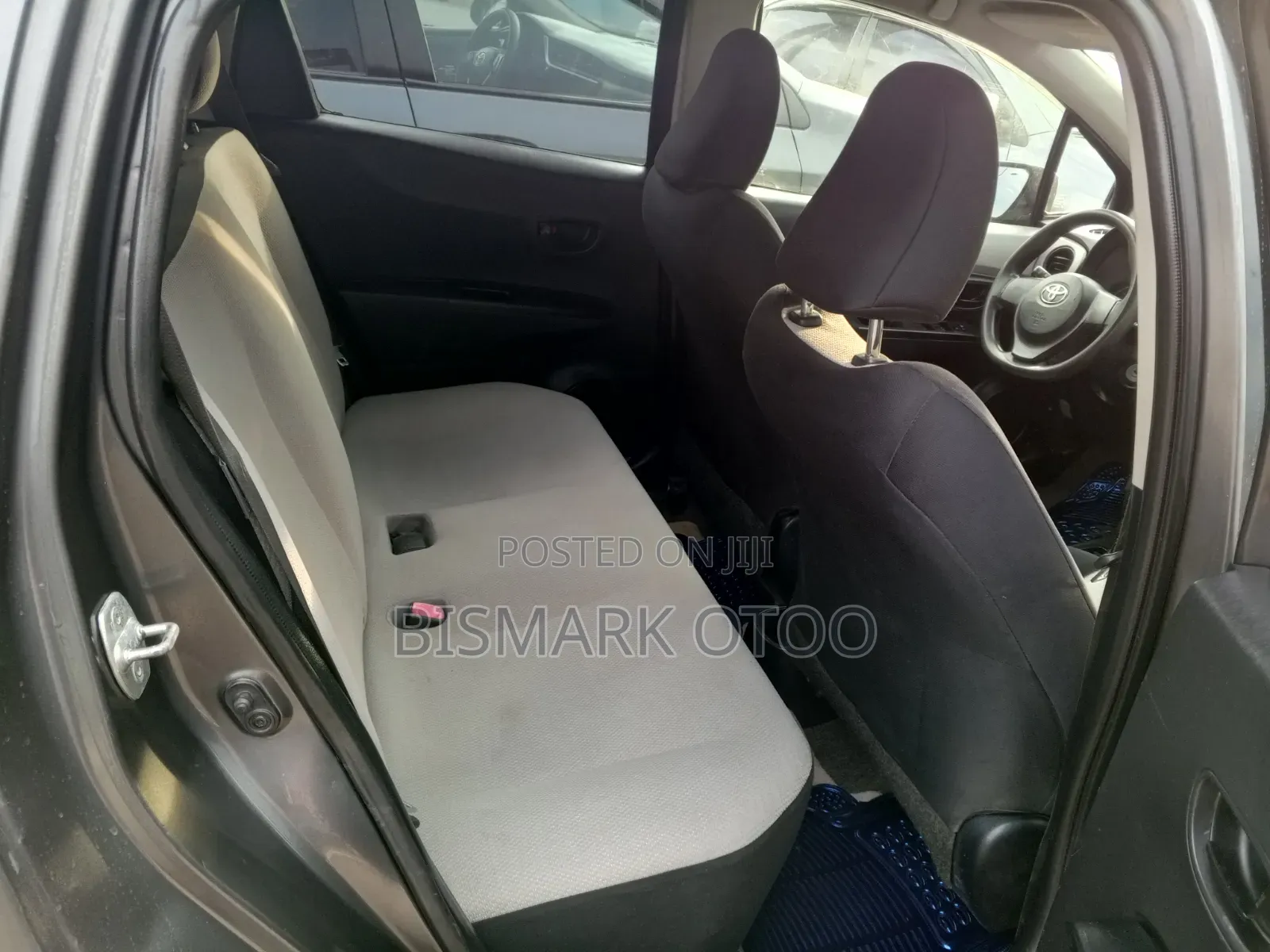 Toyota Vitz 1.3 FWD 5dr 2013 Gray