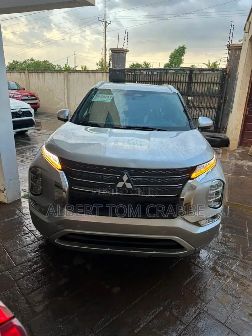 Mitsubishi Outlander SEL Launch Edition 2022 Silver