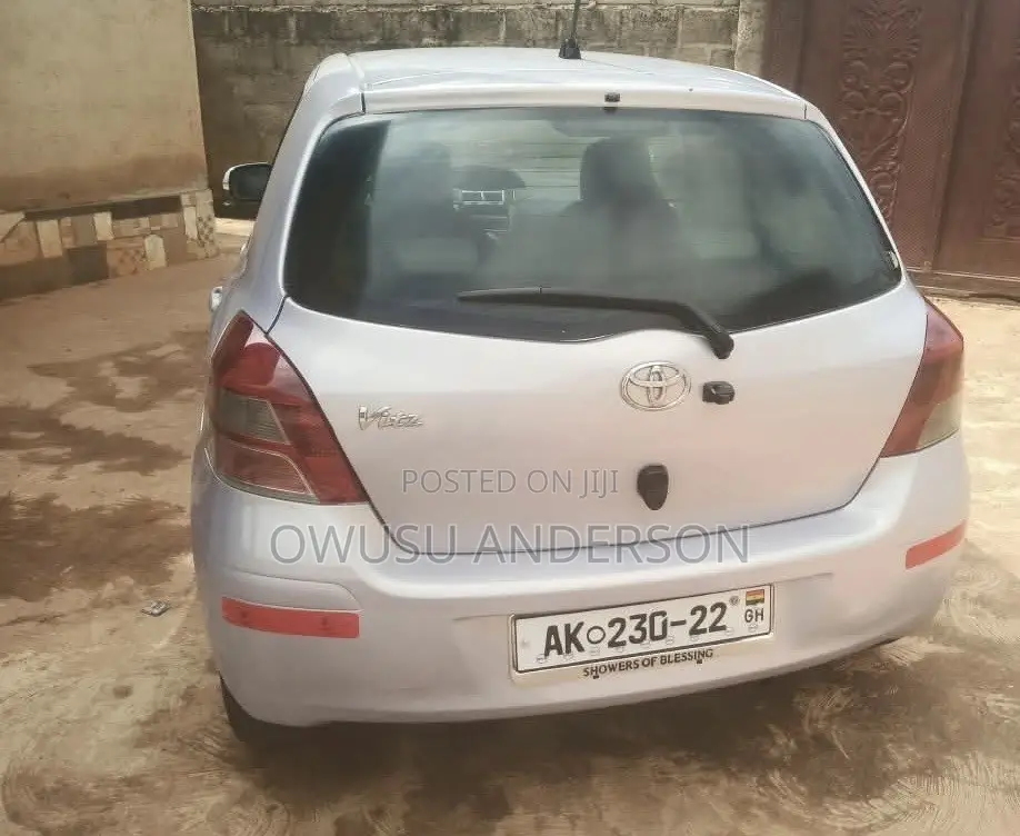 Toyota Vitz 2010 Silver