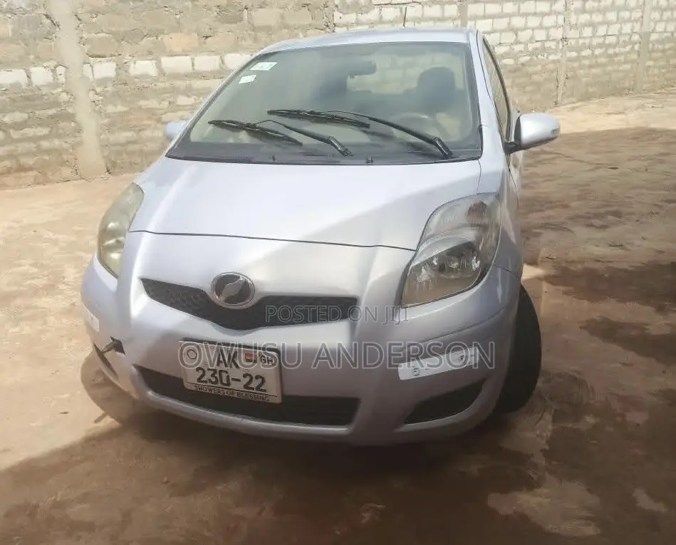 Toyota Vitz 2010 Silver