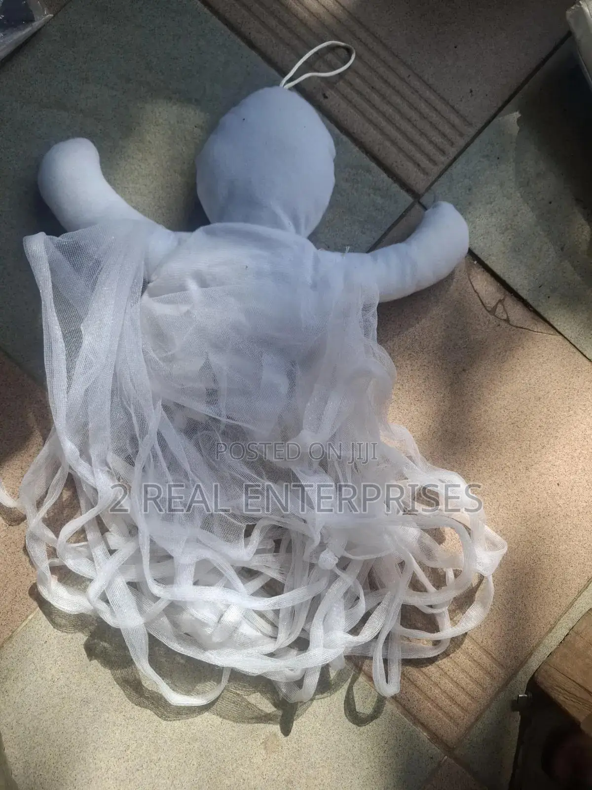 Hanging Flying Ghost Halloween Decoration With Mesh Streamers