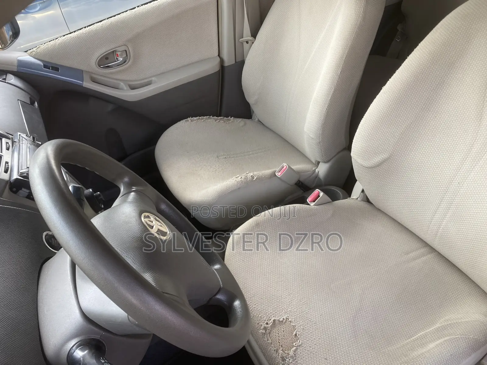 Toyota Vitz 2010 Silver