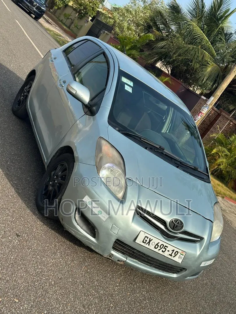 Toyota Vitz 2010 Silver