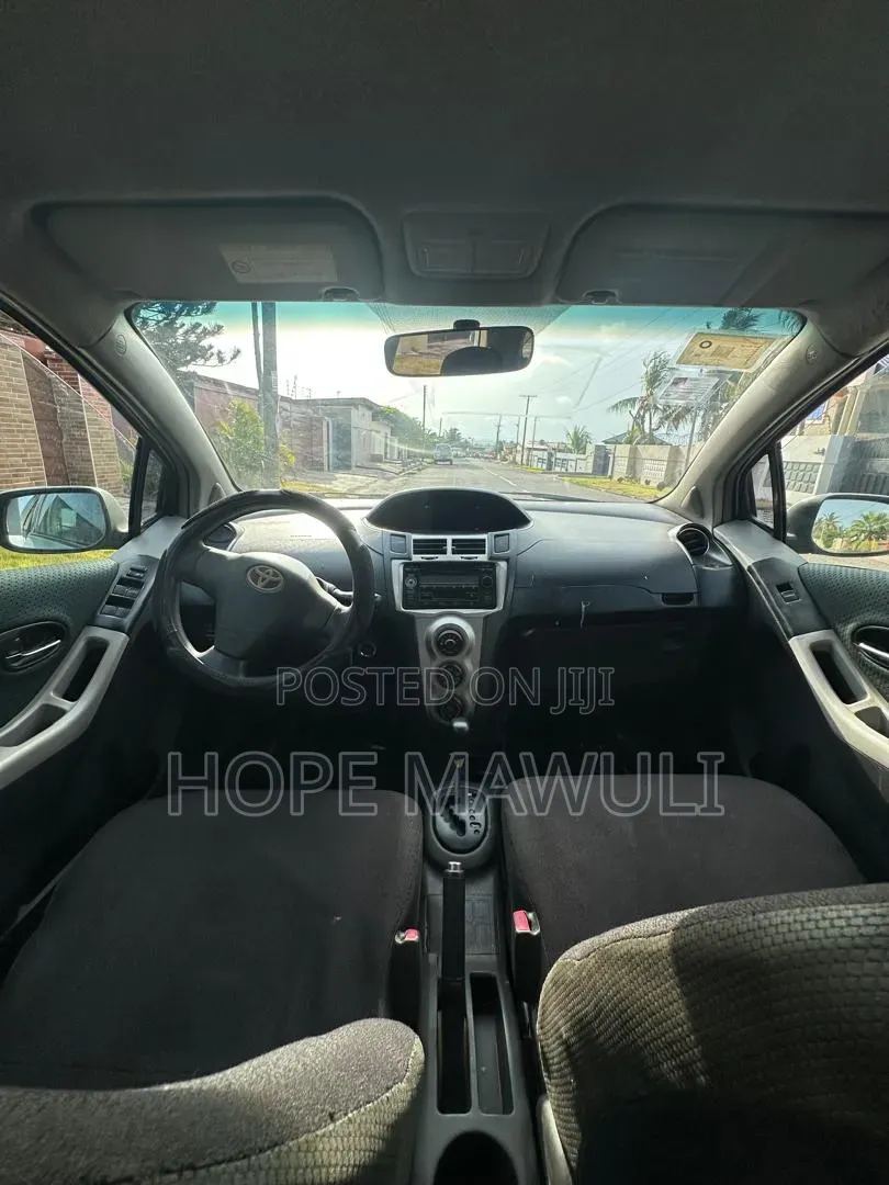 Toyota Vitz 2010 Silver