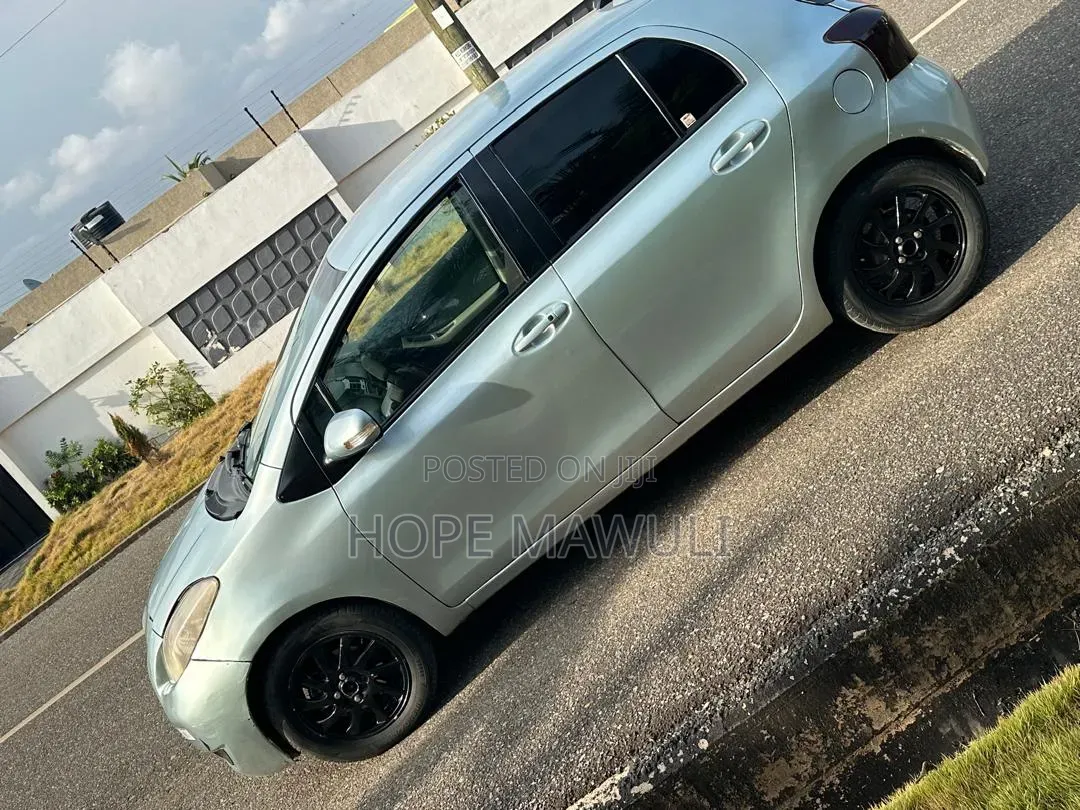 Toyota Vitz 2010 Silver