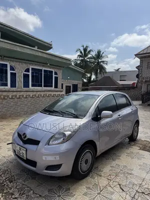 Toyota Vitz 2010 Silver