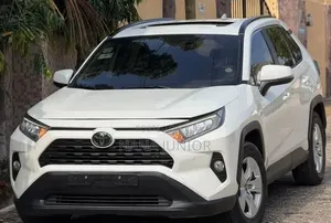 Toyota RAV4 XLE AWD 2019 White