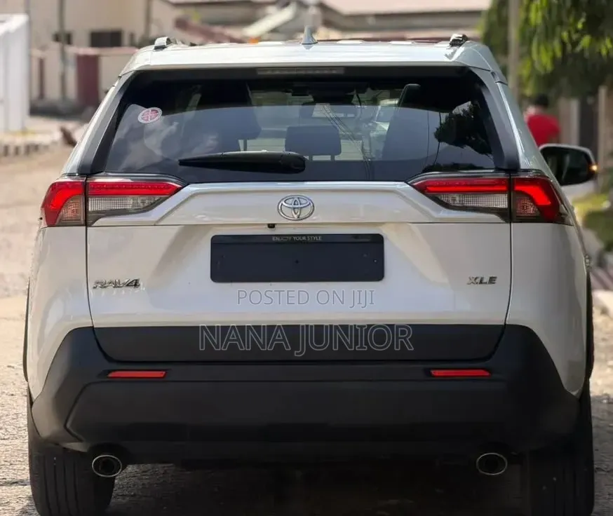 Toyota RAV4 XLE AWD 2019 White