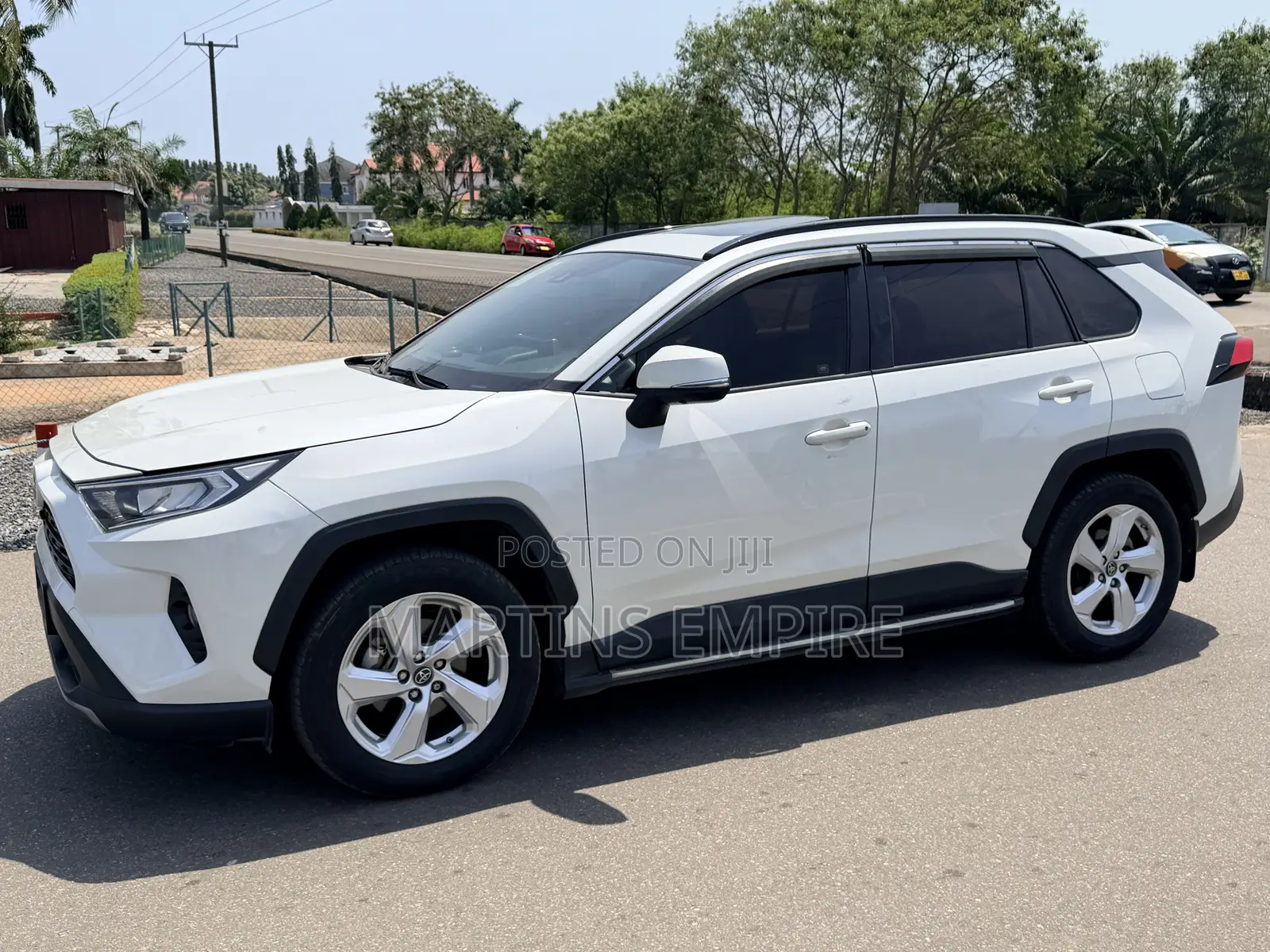 Toyota RAV4 XLE FWD 2020 White