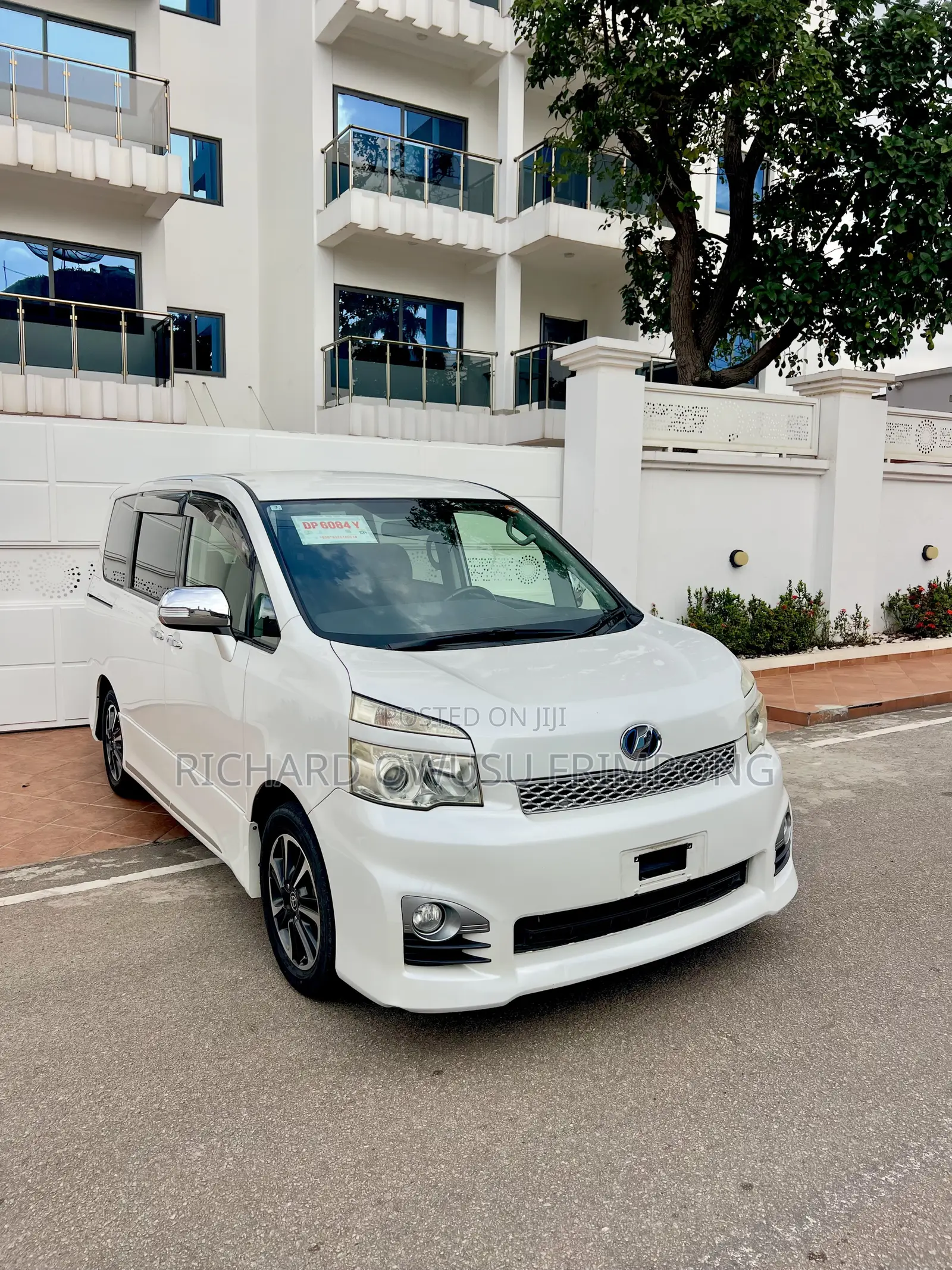 Toyota Voxy X 2WD 8-Seater 2012 White