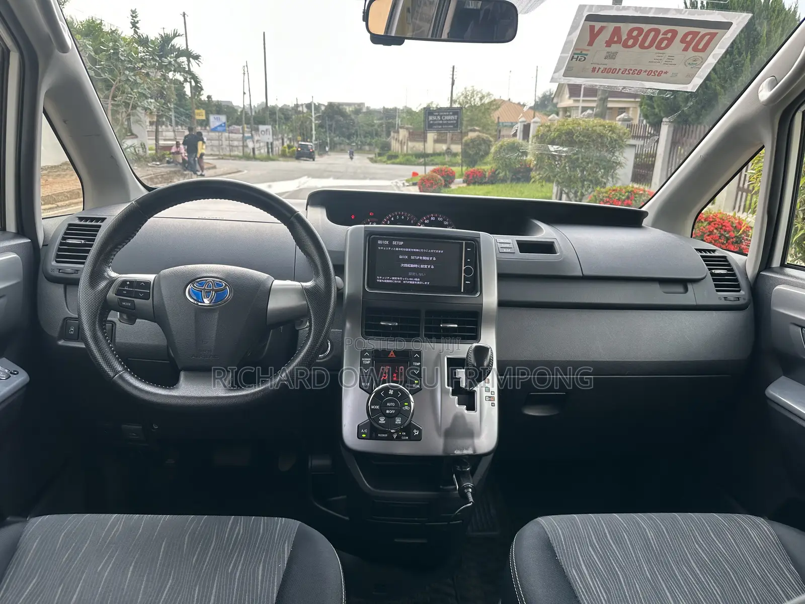 Toyota Voxy X 2WD 8-Seater 2012 White