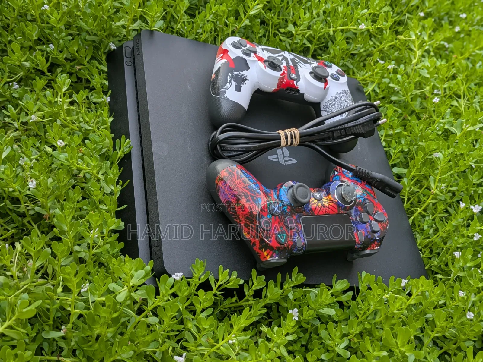 Uk Used PS4 Slim Jailbreak (Two Controllers )