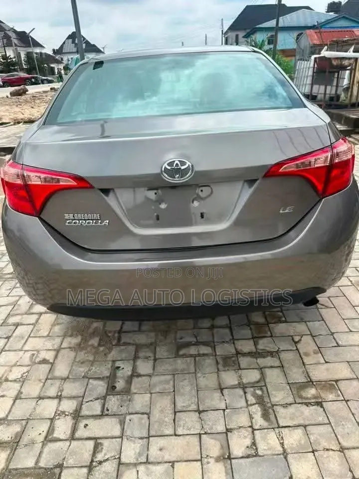 Toyota Corolla LE (1.8L 4cyl 2A) 2018 Gold