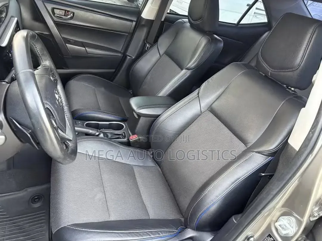 Toyota Corolla LE (1.8L 4cyl 2A) 2018 Gold