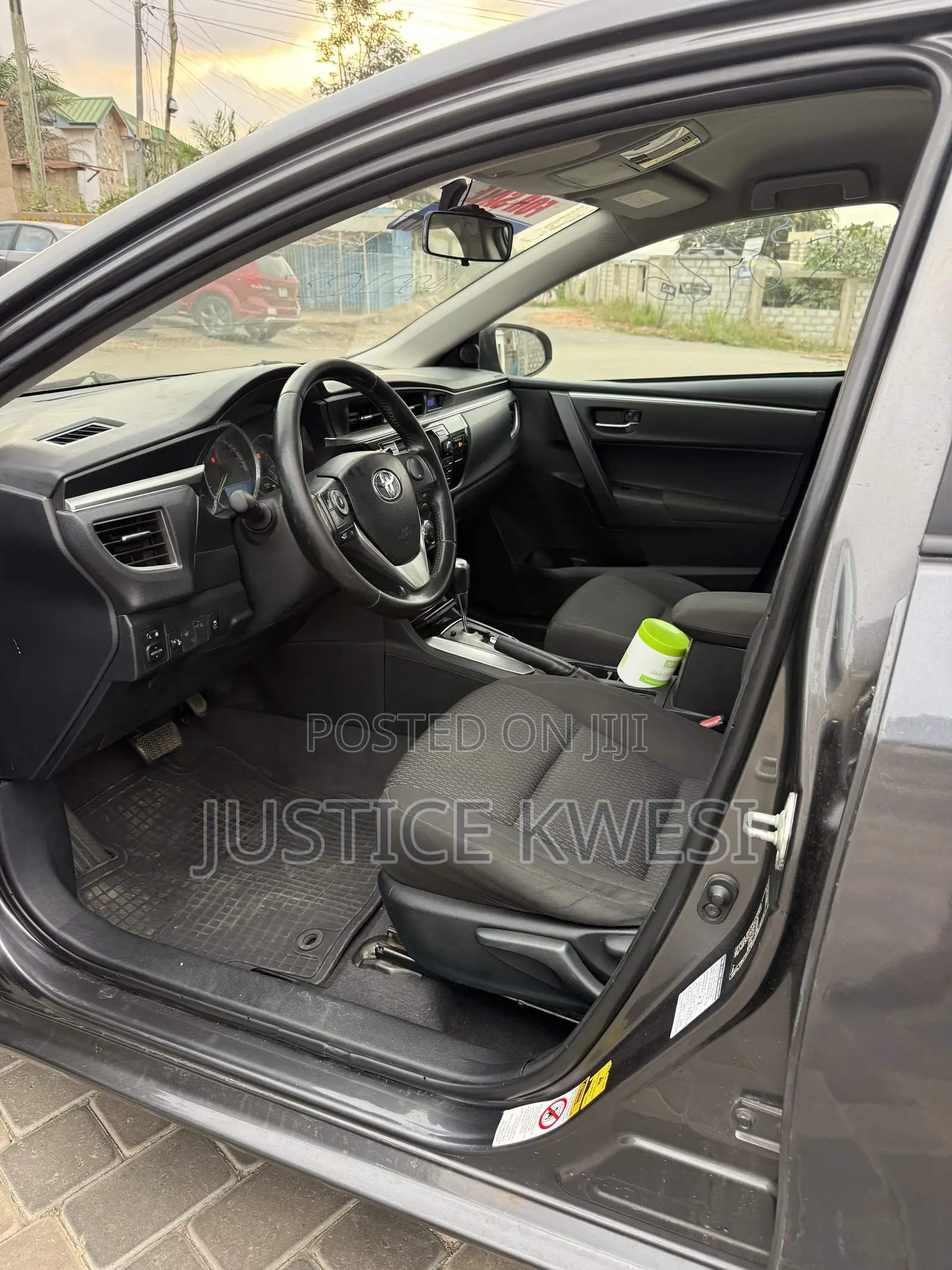 Toyota Corolla LE 4dr Sedan (1.8L 4cyl CVT) 2015 Gray