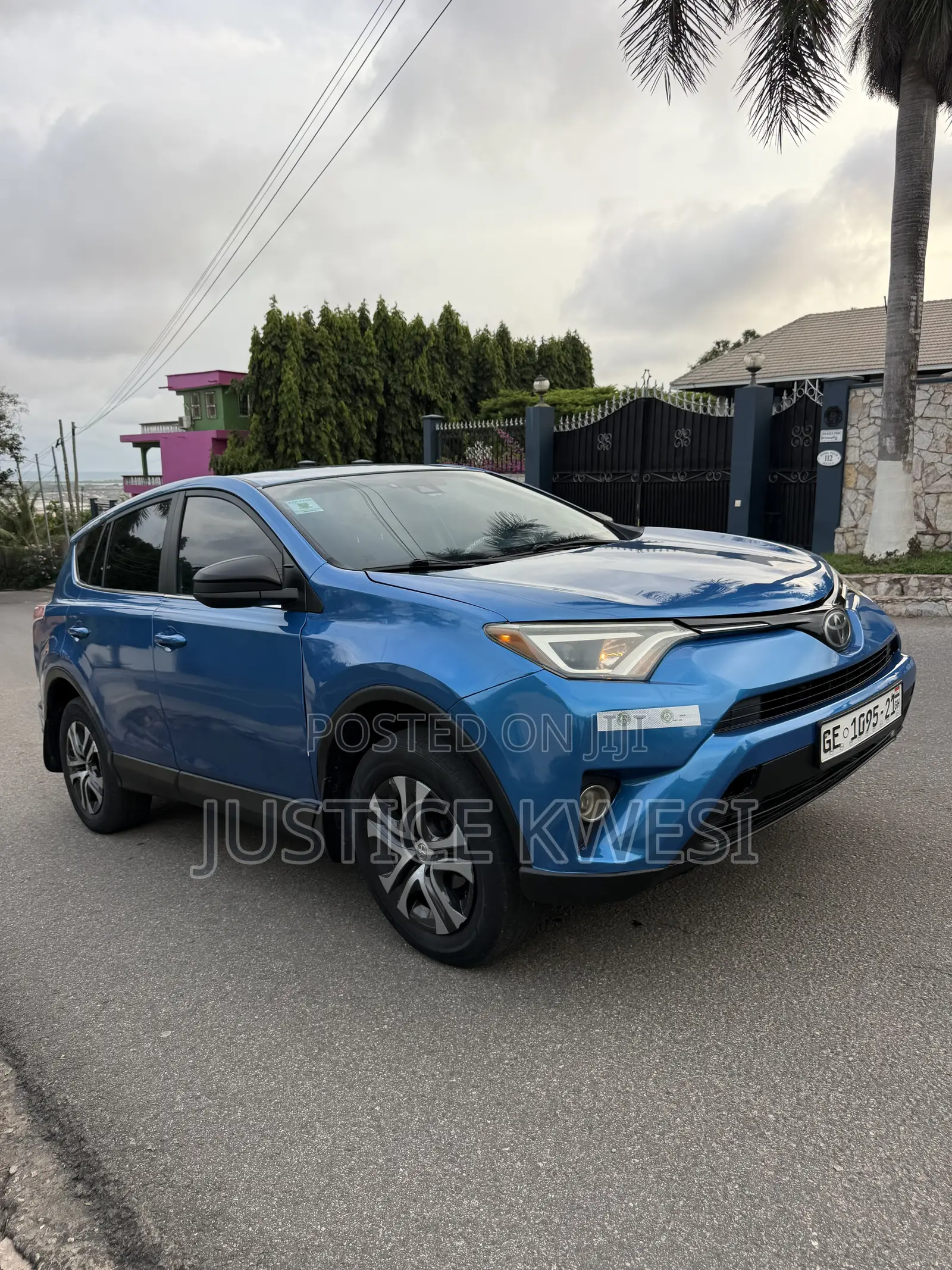 Toyota RAV4 LE 4dr SUV (2.5L 4cyl 6A) 2018 Blue