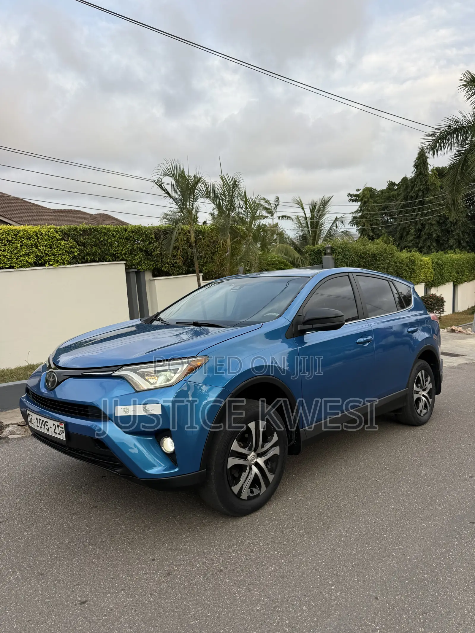 Toyota RAV4 LE 4dr SUV (2.5L 4cyl 6A) 2018 Blue