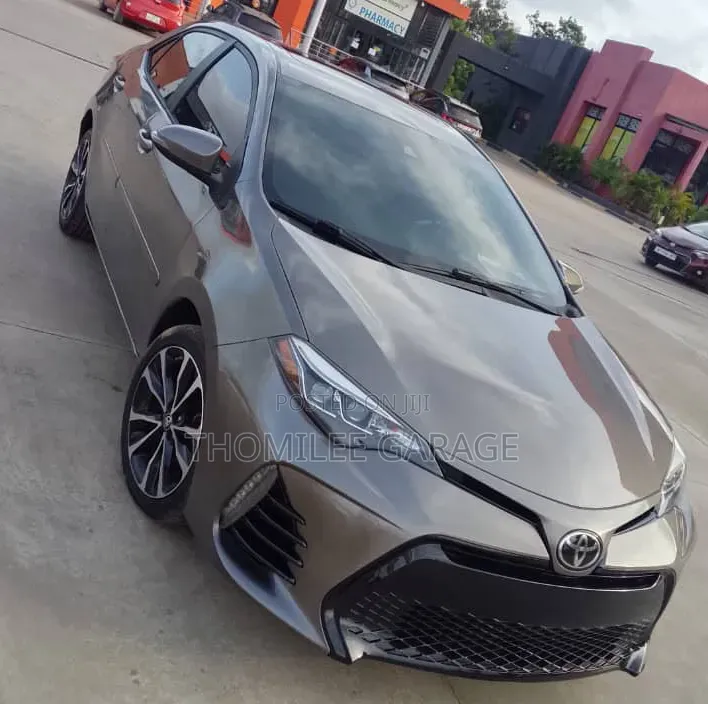 Toyota Corolla XLE (1.8L 4cyl 2A) 2018 Gray