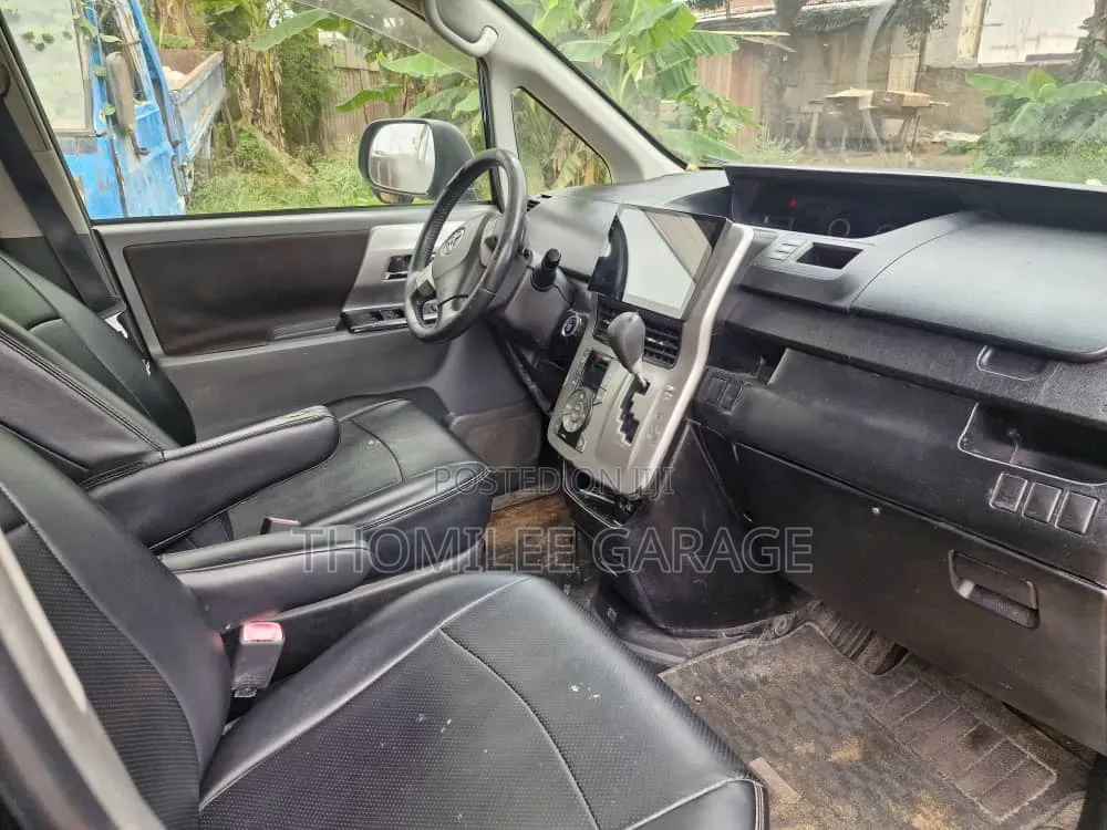 Toyota Corolla XLE (1.8L 4cyl 2A) 2018 Gray