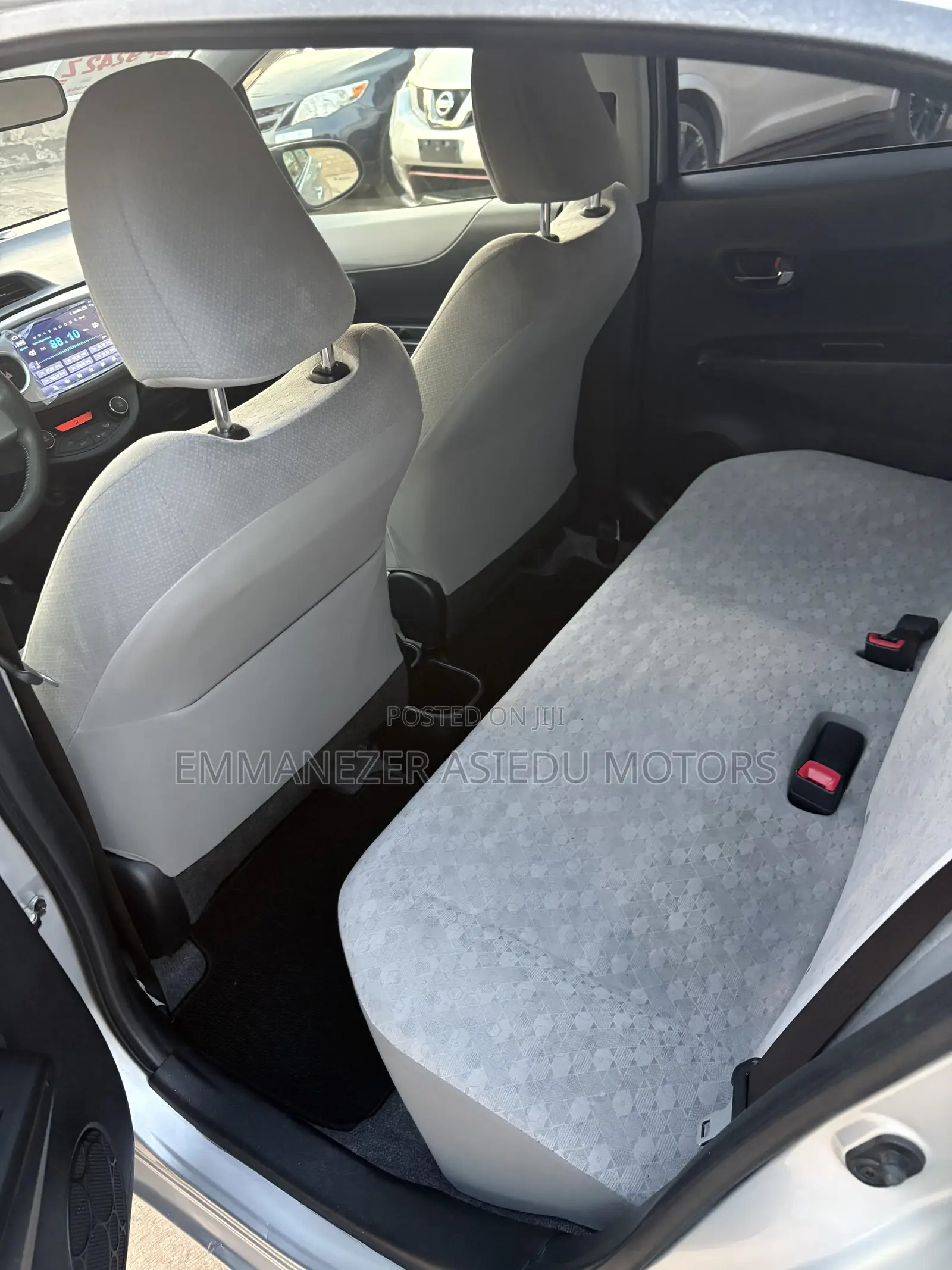 Toyota Vitz 1.3 FWD 5dr 2013 Silver