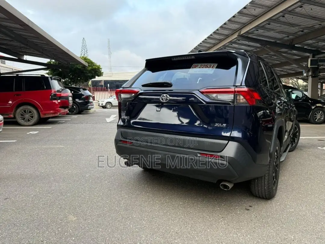 Toyota RAV4 XLE Premium FWD 2020 Blue