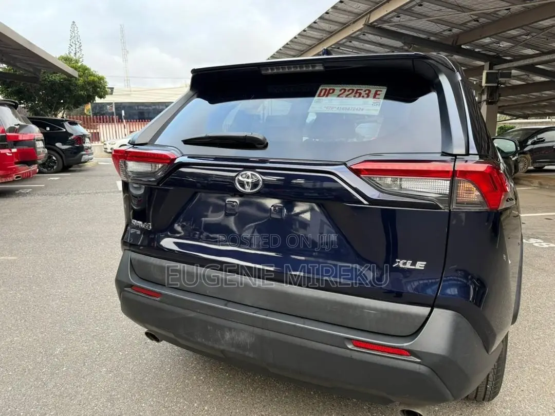 Toyota RAV4 XLE Premium FWD 2020 Blue