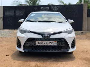 Toyota Corolla LE (1.8L 4cyl 2A) 2018 White