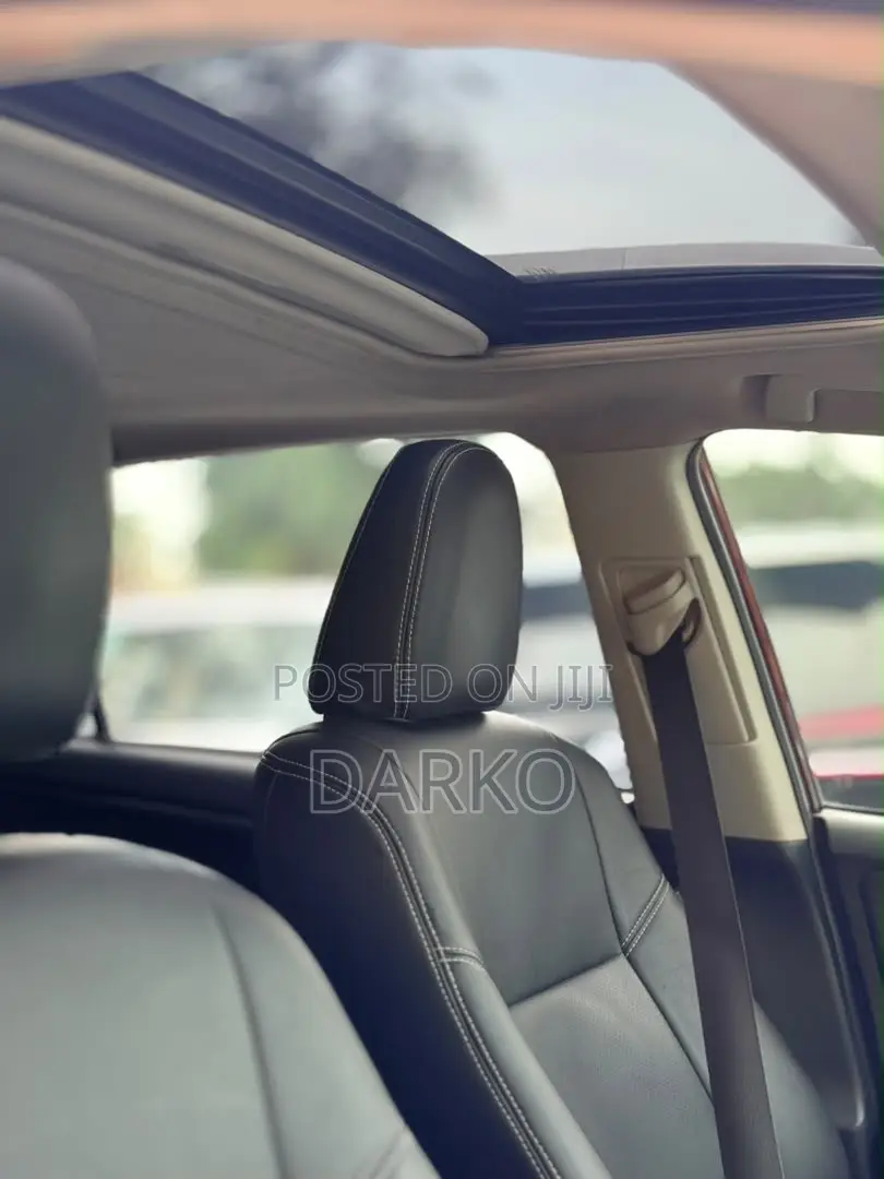 Toyota RAV4 XLE 4dr SUV (2.5L 4cyl 6A) 2018 Red