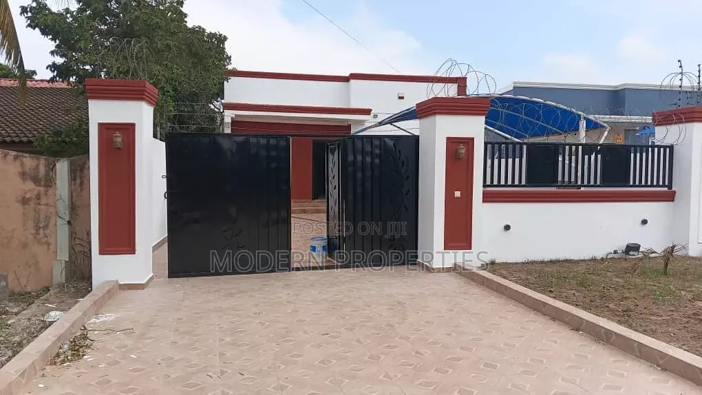 4bdrm House in Modern Properties, Baatsona Total for rent