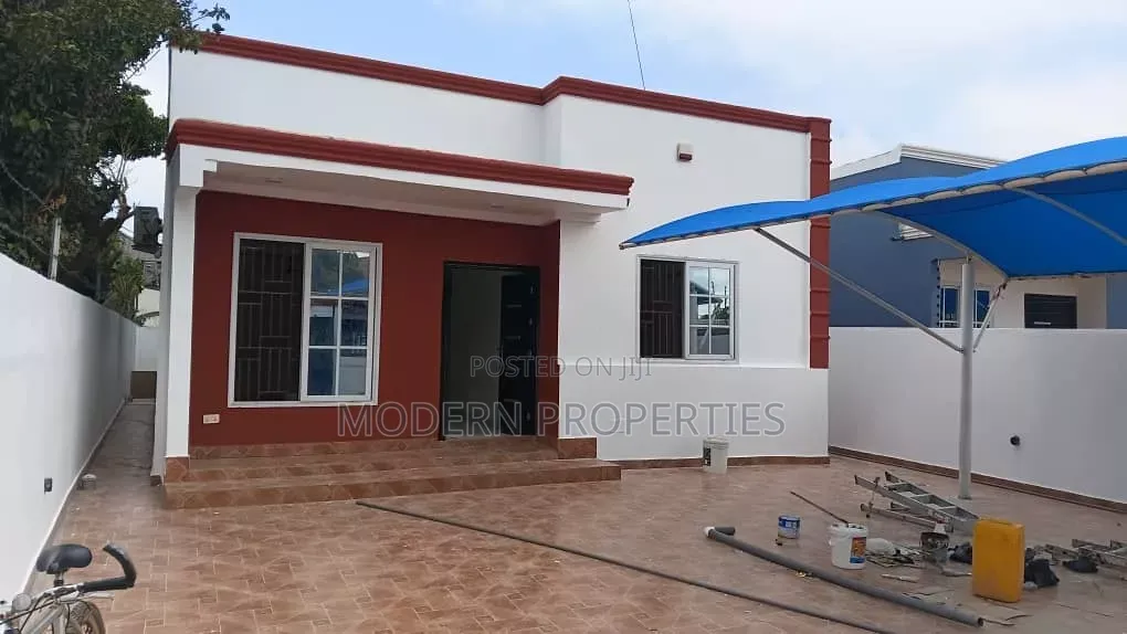 4bdrm House in Modern Properties, Baatsona Total for rent