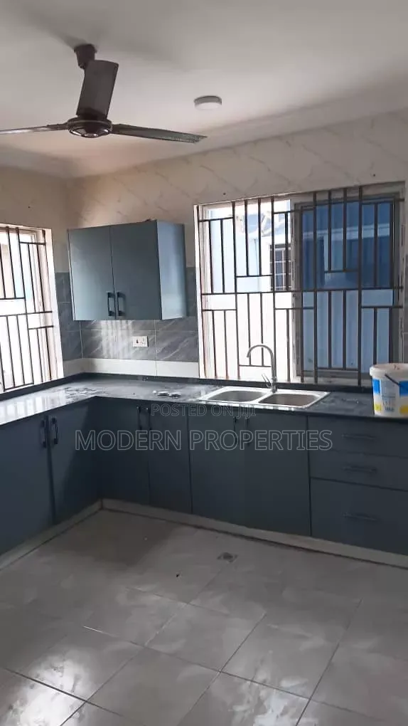 4bdrm House in Modern Properties, Baatsona Total for rent