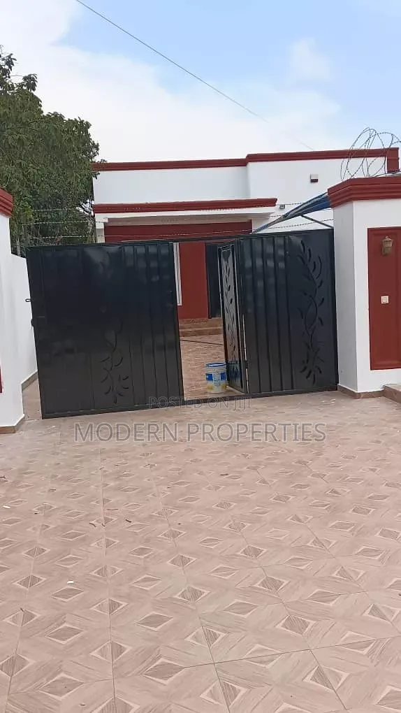 4bdrm House in Modern Properties, Baatsona Total for rent