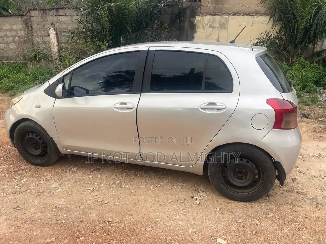 Toyota Vitz 2010 Silver