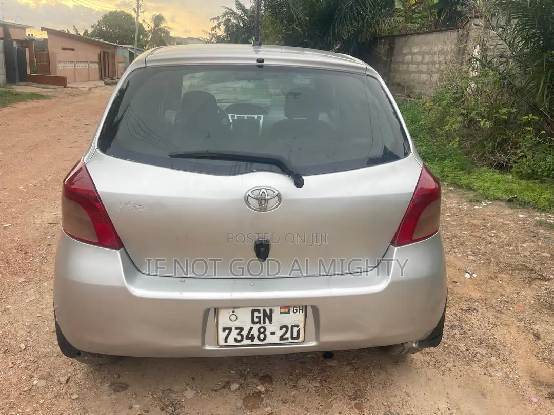 Toyota Vitz 2010 Silver
