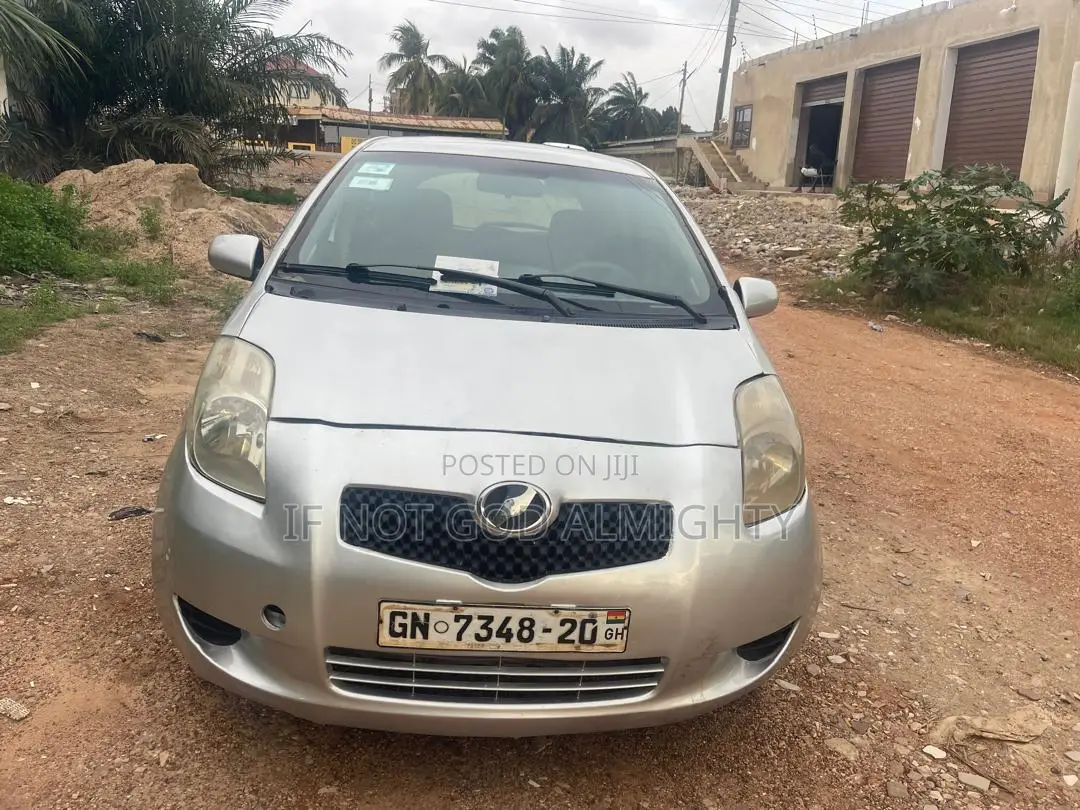 Toyota Vitz 2010 Silver