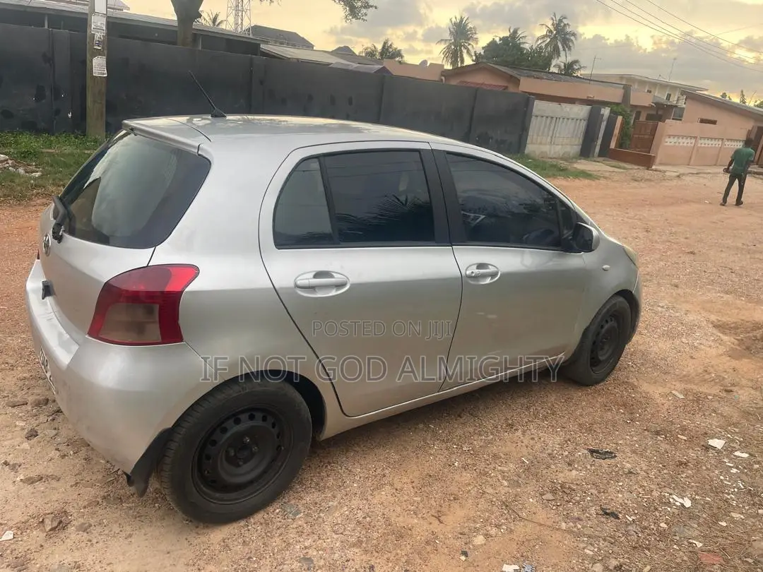 Toyota Vitz 2010 Silver