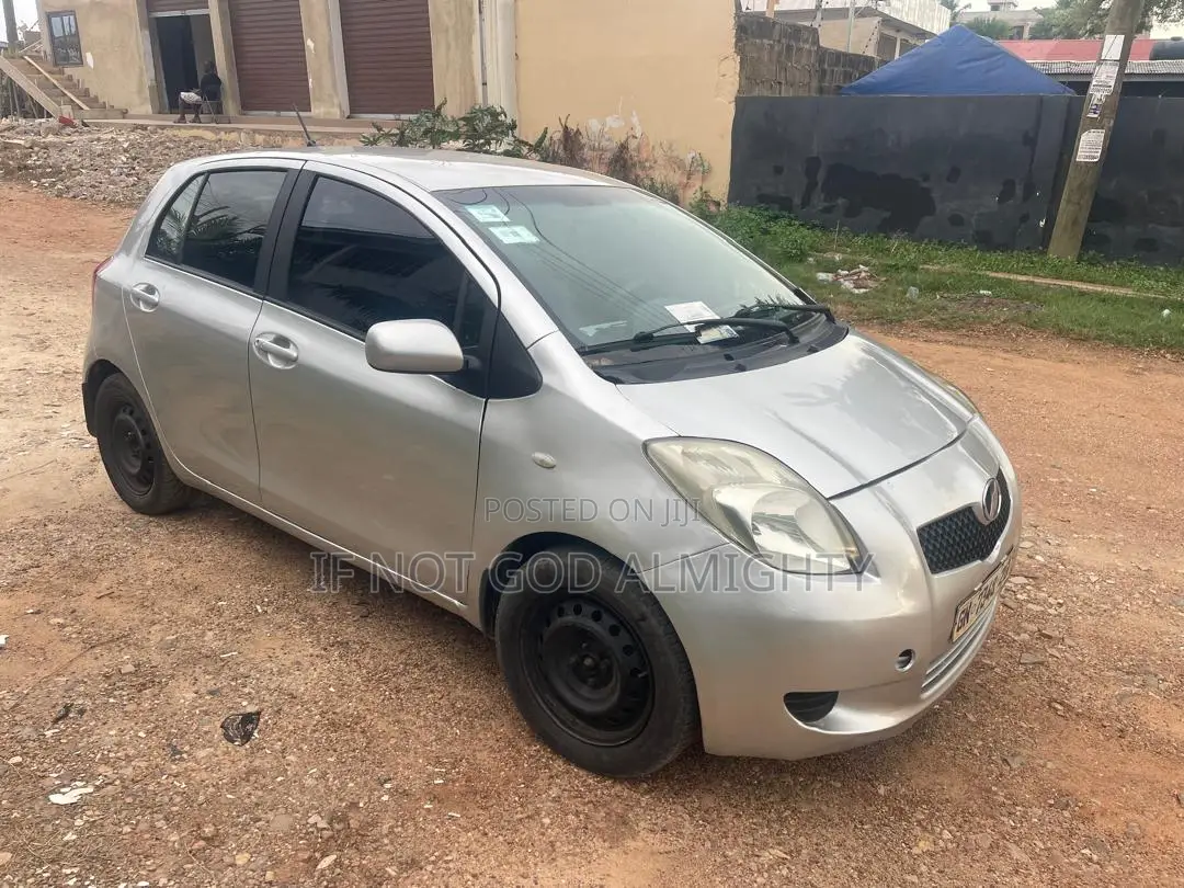 Toyota Vitz 2010 Silver