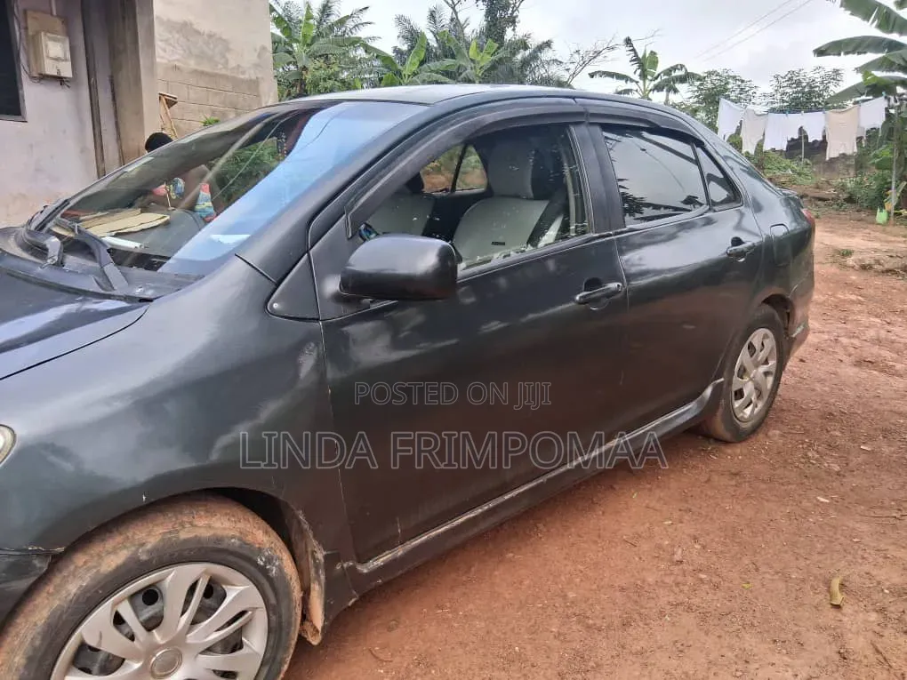 Toyota Yaris Base Sedan 4dr 2010 Blue