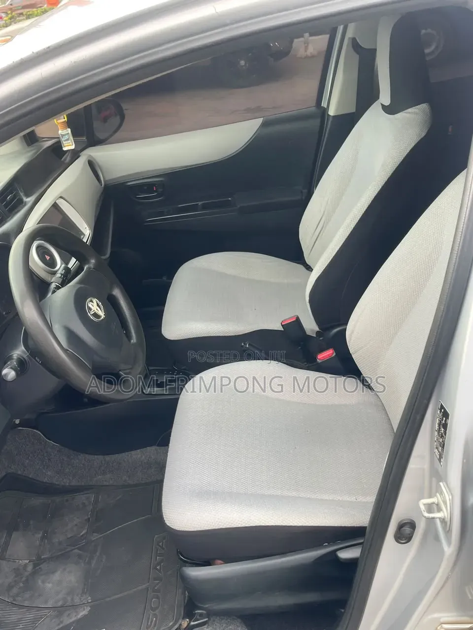 Toyota Vitz 1.3 FWD 3dr 2012 Silver