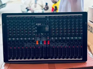 Yamaha KV-16+ SMX/KV Powered 16-Channel Audio Mixer