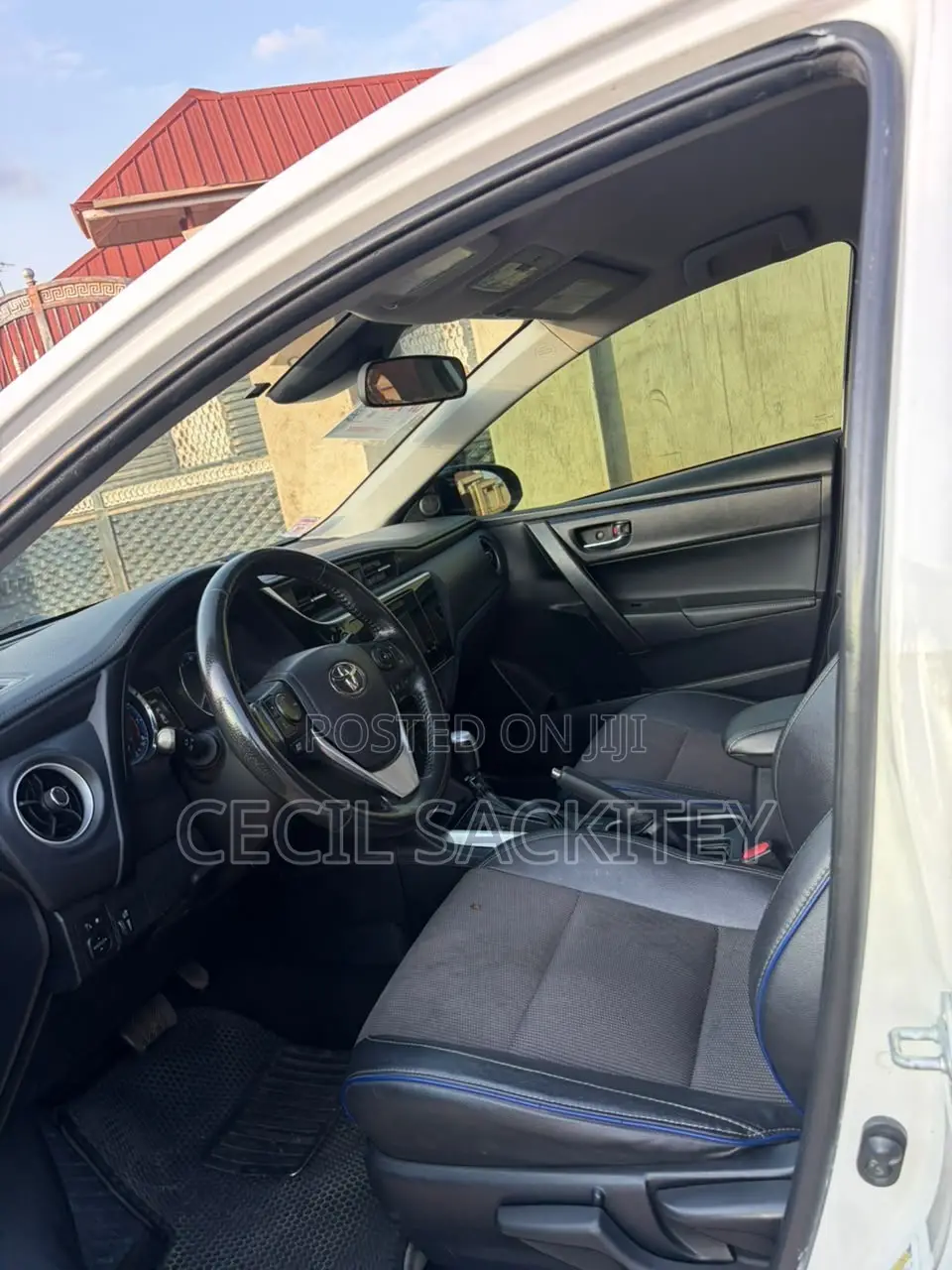 Toyota Corolla SE (1.8L 4cyl 2A) 2018 White