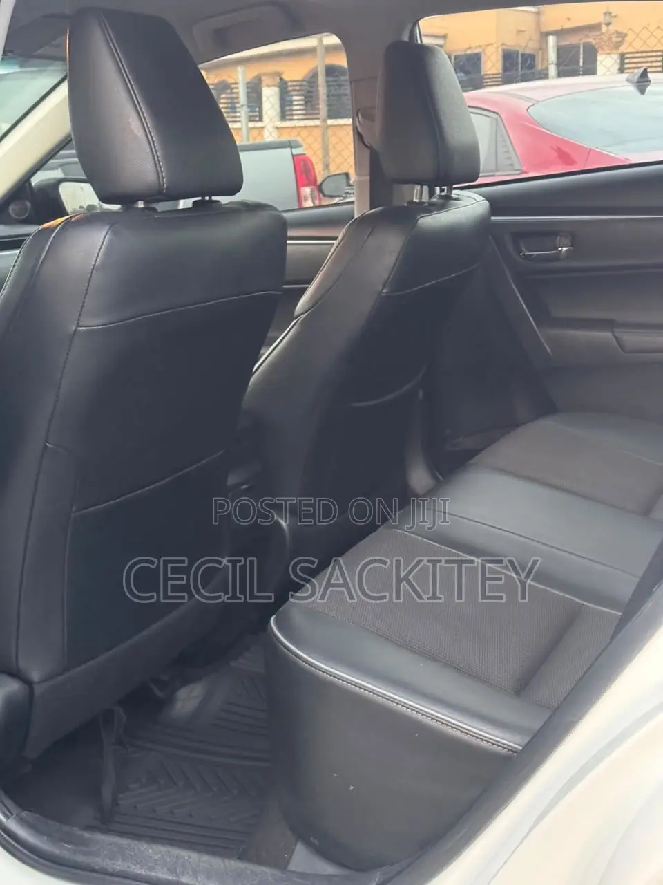 Toyota Corolla SE (1.8L 4cyl 2A) 2018 White