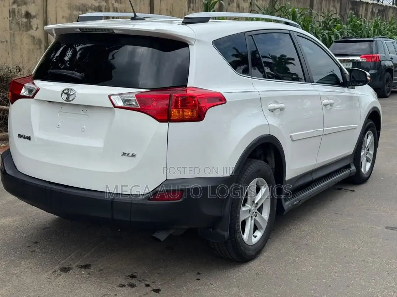 Toyota RAV4 XLE FWD (2.5L 4cyl 6A) 2013 White