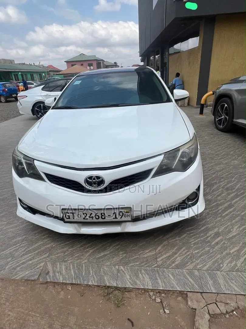 Toyota Camry SE 4dr Sedan w/Prod. End 11/13 (2.5L 4cyl 6A) 2014 White