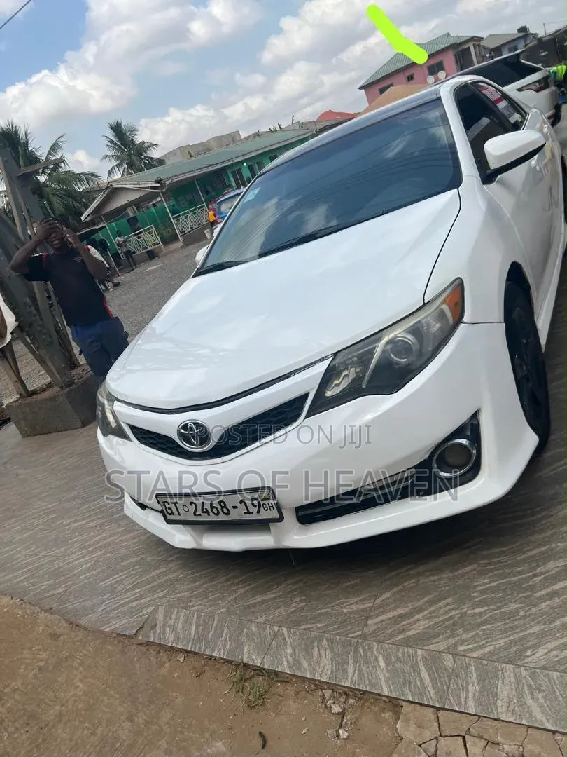 Toyota Camry SE 4dr Sedan w/Prod. End 11/13 (2.5L 4cyl 6A) 2014 White